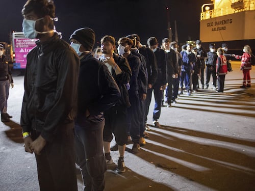 Migranti, la mossa del governo per fermare le Ong: potere ai prefetti, multe e sequestri