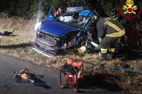 Incidente nella notte sull'Aurelia, estratta dalle lamiere anche una bambina