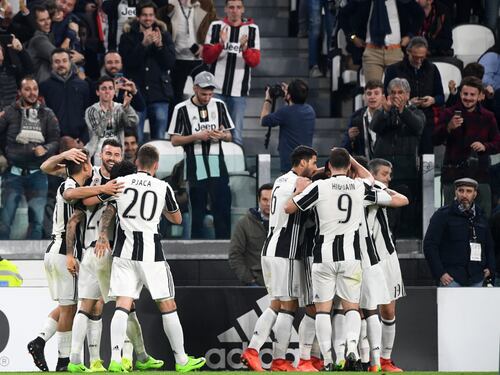 La Juve scappa grazie a un rigore dubbio. Rabbia Milan