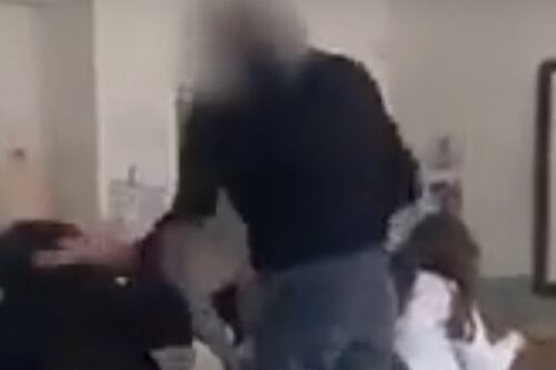 Senza mascherina in classe, l'insegnante lo prende a schiaffi: il video