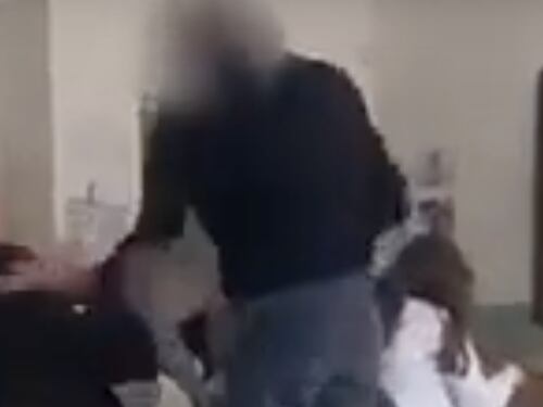 Senza mascherina in classe, l'insegnante lo prende a schiaffi: il video