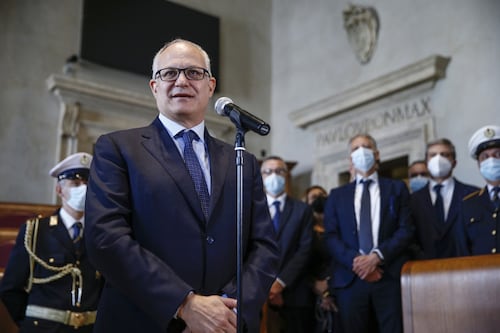 Roma, la prima mazzata di Roberto Gualtieri agli automobilisti: aumenti e stop a parcheggi gratuiti e abbonamenti