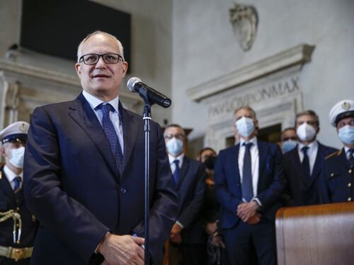 Roma, la prima mazzata di Roberto Gualtieri agli automobilisti: aumenti e stop a parcheggi gratuiti e abbonamenti