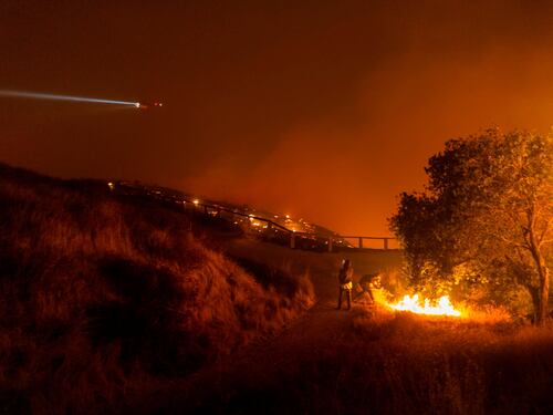 Maxi incendio attorno a Los Angeles. Centomila evuacati e decine di case distrutte