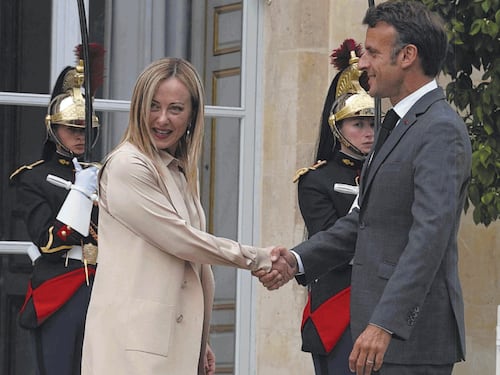 Vertice Italia-Francia, Emmanuel Macron sostiene Giorgia Meloni sui migranti