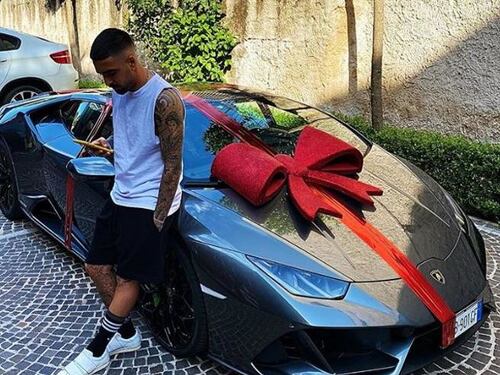 Le critiche a Insigne per la Lamborghini e una società che colpevolizza la ricchezza