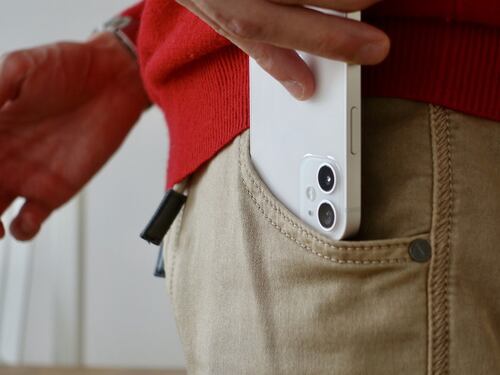 Allarme per l'iPhone 12: ferma il pacemaker. Lo studio choc dell'Iss