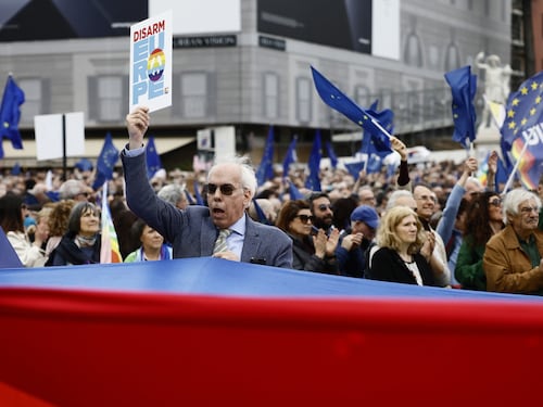 Alla manifestazione col pullman dell'università. Bernini: giusto non usare fondi pubblici. La versione del rettore