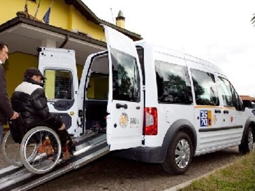 Buoni taxi ai fragili, a chi vanno. Bufera in Commissione, cosa dicono i disabili