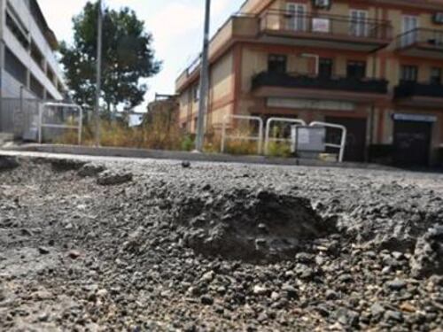 La banda "armata" dei Gap ripara le voragini
