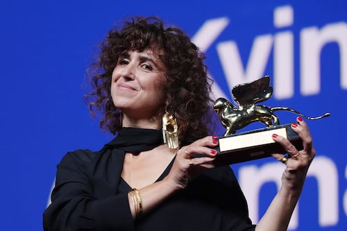 Leone d'Oro a "Woman Unknown". Italia a secco nel concorso principale