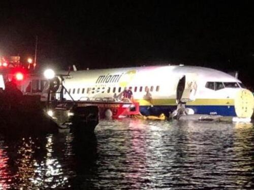 Aereo pieno di soldati finisce nel fiume: tutti salvi