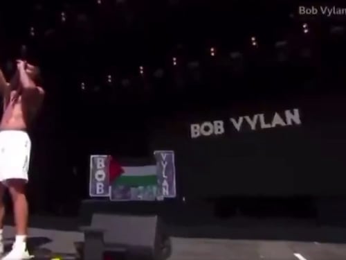Bob Vylan, bufera per le frasi anti Israele. La Bbc si scusa, pugno duro degli Usa