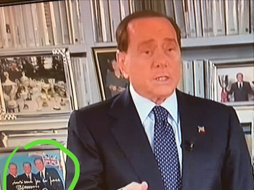 La foto "maligna" dietro Silvio Berlusconi Un messaggio a Renzi e Obama?