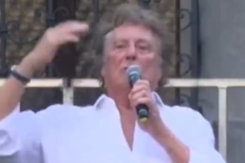 Enzo Iacchetti, auguri di morte e insulti: "Sono comunista!". Ecco gli idoli della sinistra