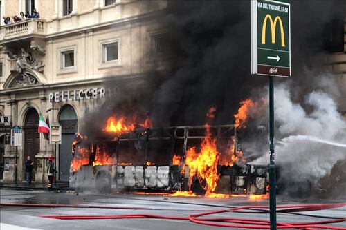Roma, esplode autobus in via del Tritone: scoppia l'inferno nel centro storico