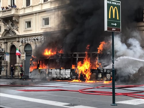 Roma, esplode autobus in via del Tritone: scoppia l'inferno nel centro storico