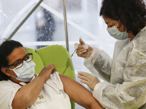 Vaccinati ma contagiati, è boom di medici e infermieri infettati dal Covid