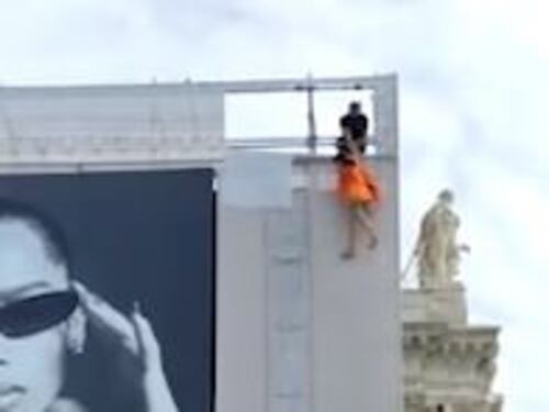 Poliziotto eroe afferra al volo una ragazza che si getta nel vuoto. Salvini rilancia il video