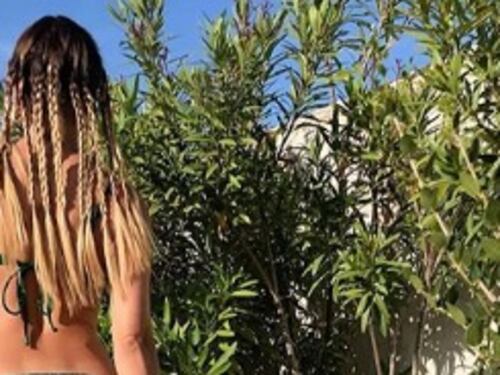 Clizia Incorvaia mostra il lato B e infiamma Instagram: ripieghiamo sulla cul...