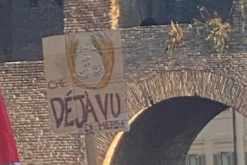 Corteo per Gaza: Meloni a testa in giù, slogan sul 7/10 e bandiere di Hamas. E poi scatta la guerriglia