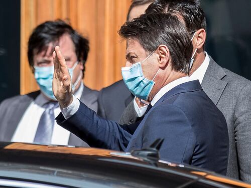 Conte dà la colpa alle banche: "Serve maggiore sforzo". E promette: "Acceleriamo sulle riaperture"