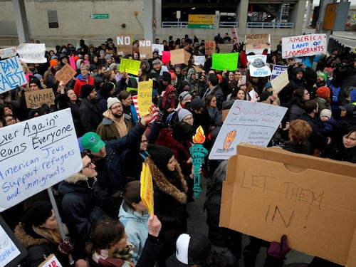 Trump sospende l'immigrazione: rifugiati bloccati in volo, caos negli aeroporti