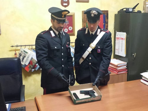 Ostiense, automobilista picchia pedone con il calcio della pistola e poi scappa