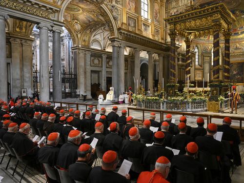 I cardinali tornano a riunirsi. Conclave, attesa per la data d'inizio