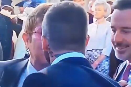 Royal wedding, bacio in bocca tra Elton John e David Beckham