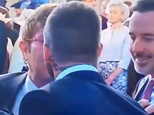 Royal wedding, bacio in bocca tra Elton John e David Beckham