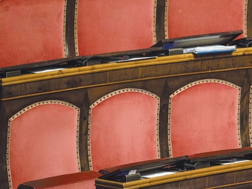 Il gesto dell'ombrellone: i gazebo salvano le ferie degli onorevoli