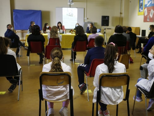Scuola, la Regione Lombardia chiede il rinvio del concorso per docenti, ok anche di Pd e M5S