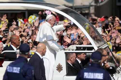 Bergoglio, l'ultimo regalo ai bimbi di Gaza: la papamobile diventa una clinica