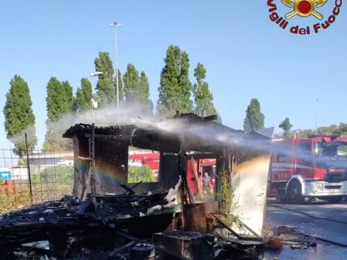 Incendio al campo rom di via Candoni. Distrutte tre casette. I vigili del fuoco evitano il peggio