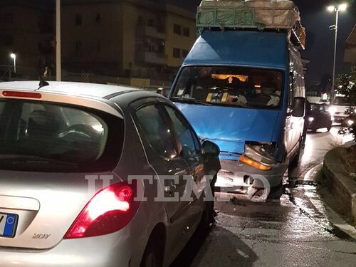 Contromano sulla Tuscolana, schianto nella notte tra un'auto e un furgone