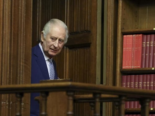 Il re Carlo III è stato ricoverato in ospedale. Dove verrà operato