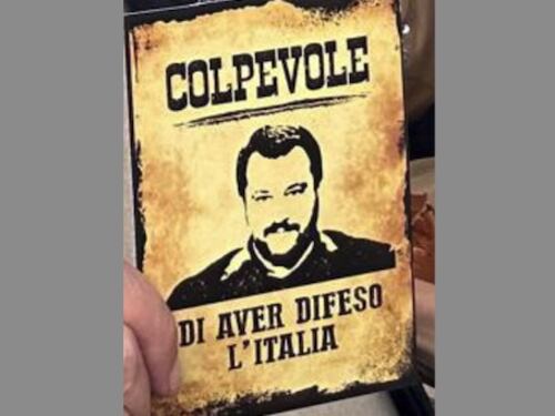 Pontida, i gadget di Salvini in versione wanted: "Colpevole di aver difeso l'Italia"