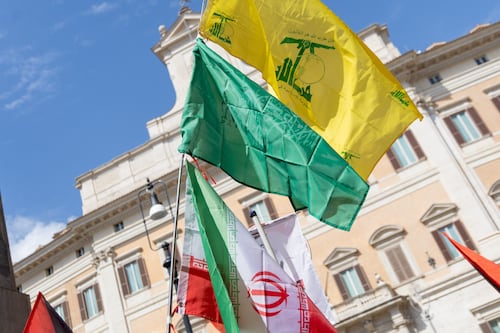 "Viva Hamas, gloria a Nasrallah". Fuori Montecitorio bandiere di Hezbollah contro il ddl antisemitismo