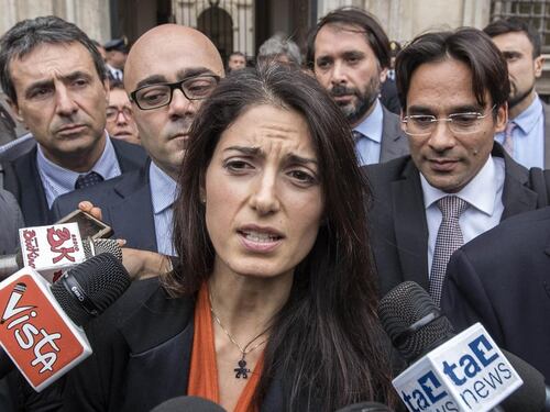 Scoppia la guerra dell'Atac La Raggi contro il commissariamento