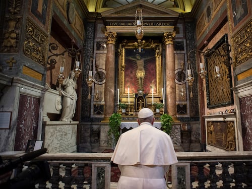 Il Papa porta a San Pietro il crocifisso "miracoloso"