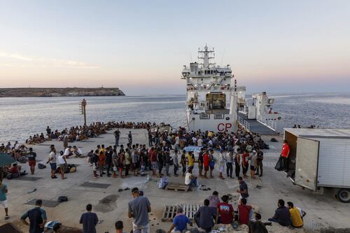 Emergenza migranti, partito a Lampedusa piano di evacuazione hotspot
