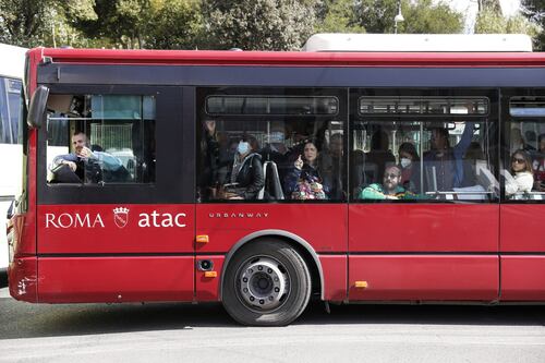 Roma, biglietto a 2 euro per autobus e metro. Ma la Regione frena