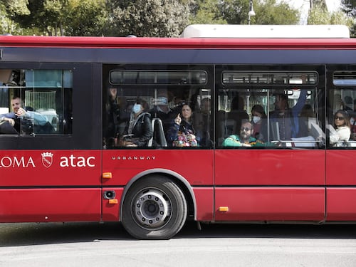 Roma, biglietto a 2 euro per autobus e metro. Ma la Regione frena