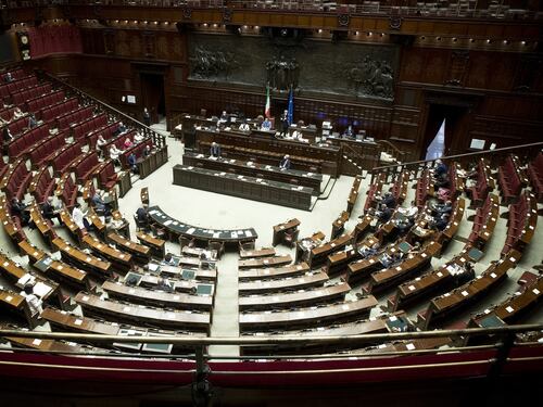 Il governo continua ad umiliare il Parlamento. Camere ridotte a votare a scatola chiusa