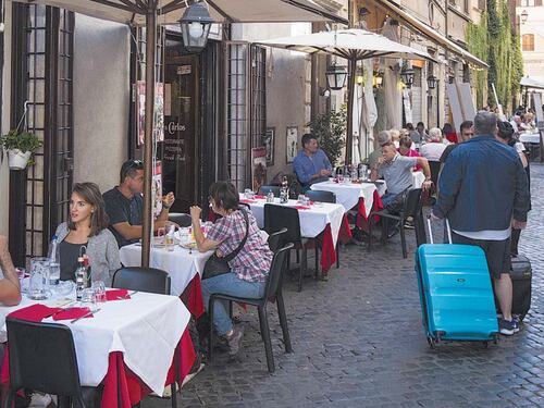 Boom del kebab e i bar chiudono