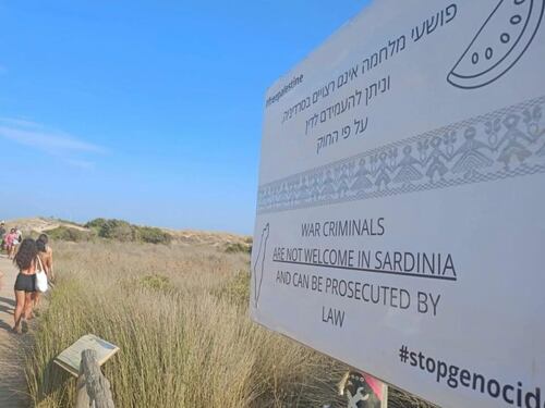 Sardegna, la scritta choc nella spiaggia del giudeo: “Non siete i benvenuti”