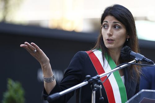 Travaglio e Scanzi al Globe Theatre, rivolta contro la Raggi