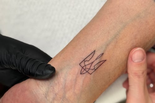 Calenda posta foto del tatuaggio "Slava Ucraini": "Ce lo siamo tatuati per la vita"