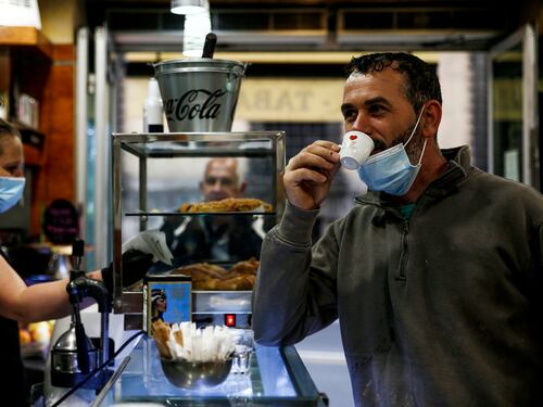 Così torna il rito del caffè al bar tra mascherine, file e tavoli all'aperto